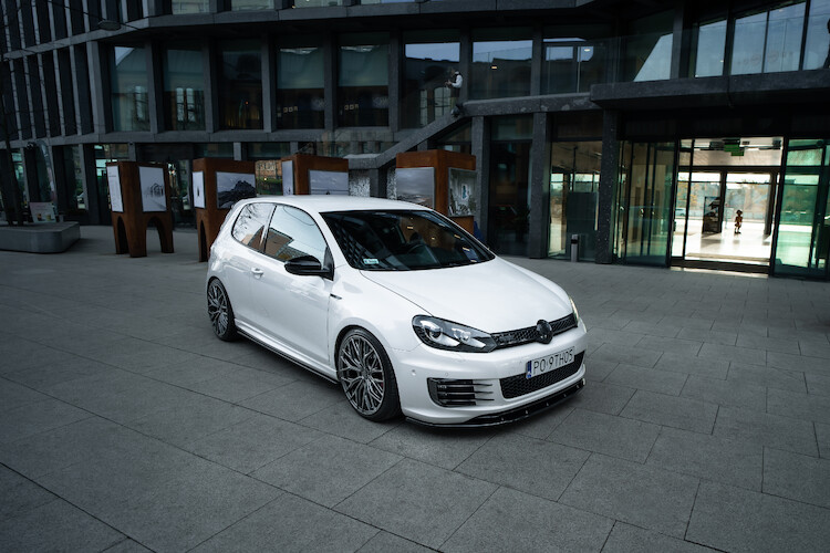 Volkswagen Golf VI – bogate wyposażenie standardowe i wysoki poziom bezpieczeństwa